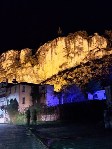 Burg Isari bei Vollmond